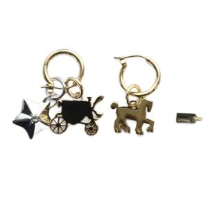 COACH フープピアス 両耳用 馬車 スター 星 馬 チャーム アシンメトリー ゴールドカラー /MQ GY19