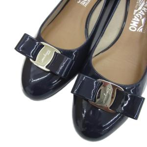 Salvatore Ferragamo ヴァラ VARA パンプス ローヒール ラウンドトゥ エナメル 9 紺 ネイビー 14 01-B221