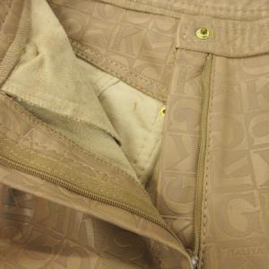 伊太利屋 フェイクレザーパンツ フレア 型押し エンボス加工 ロゴ 刺繍 総柄 裏スエード 9 茶 ブラウン /AH4