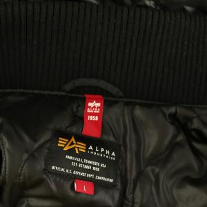 ALPHA INDUSTRIES フライトジャケット 中綿 ナイロン ジップアップ フード付 ロゴ L ブラック TA1571-001 /MY
