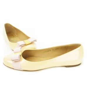 Salvatore Ferragamo パンプス フラット ラウンドトゥ エナメル レザー ヴァラリボン ロゴ 7 24.0cm ピンクベージュ