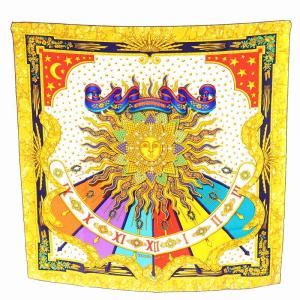 カレ90 CARPE DIEM 今日一日を楽しむ スカーフ 太陽 ロゴ 総柄 マルチカラー ゴールド色