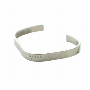 MM6 バングル ブレスレット アクセサリー ロゴ シルバーカラー 銀色 GY18 /MQ