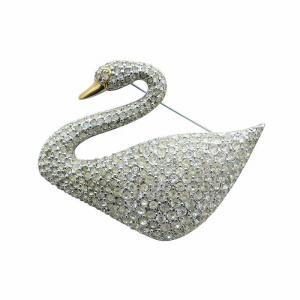 ピンブローチ アクセサリー クリスタル ラインストーン ロゴ 白鳥 スワン シルバー色 GY18 /MQ