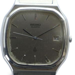 ジャンク品 腕時計 ウォッチ クォーツ デイト カレンダー付き ロゴ スクエア シルバー色 5932-5030