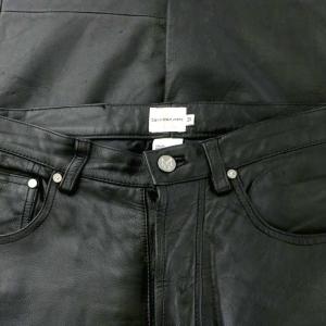 Calvin Klein CALVIN KLEIN JEANS レザーパンツ テーパード 5P 皮革 ボタンフライ ロゴ金具 総裏地