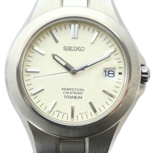 ジャンク品 83F2-0220 腕時計 ウォッチ クォーツ カレンダー付き 白文字盤 ロゴ シルバー色