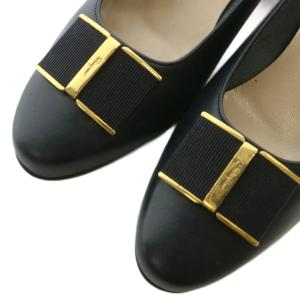 Salvatore Ferragamo ヴァラリボン パンプス レザー ラウンドトゥ チャンキーヒール ロゴ ゴールド金具 5.5 23cm 黒