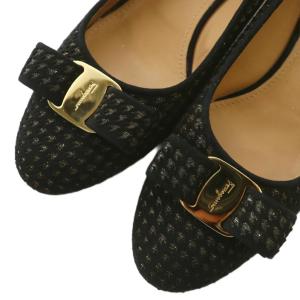 Salvatore Ferragamo ヴァラリボン パンプス スエード ラウンドトゥ ローヒール 千鳥格子柄 カットワーク ゴールド金具 7.5
