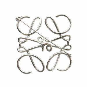 LOEWE アナグラム ピンブローチ シルバーカラー