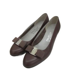 パンプス VARA ヴァラ レザー スタックヒール ローヒール ラウンドトゥ ロゴ 8C 茶 ブラウン