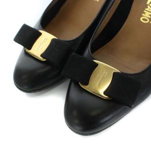 Salvatore Ferragamo ヴァラ パンプス ラウンドトゥ リボン チャンキーヒール レザー 4.5E ブラック