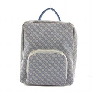 リュックサック デイパック ロゴ 総柄 チャーム付き PVC 水色 ライトブルー 白 ホワイト