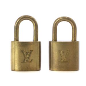 LOUIS VUITTON パドロック 鍵 カギ カデナ 南京錠 金具 2点セット バッグチャーム キーホルダー アクセサリー ストラップ ロゴ  303