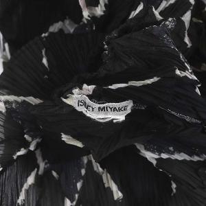 ISSEY MIYAKE ダイヤ型 立体 プリーツ カットソー トップス 長袖 シワ加工 総柄 ハイネック 黒 チャコール 白
