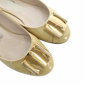 Salvatore Ferragamo パンプス ラウンドトゥ ヴァラ リボン エナメル ゴールド金具 5.5 23cm ベージュ GY19 /MQ