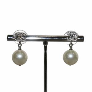 B22V ピアス フェイクパール ココマーク シルバーカラー