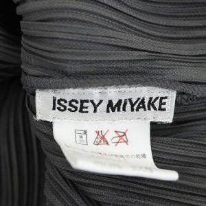 ISSEY MIYAKE プリーツ衿付きノースリーブカットソー グレー