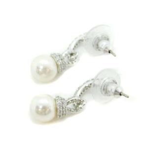SWAROVSKI ORIGINALLY パールモチーフピアス ストーン シルバー色