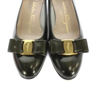 Salvatore Ferragamo パンプス ヴァラ エナメル ローヒール 6.5C カーキ