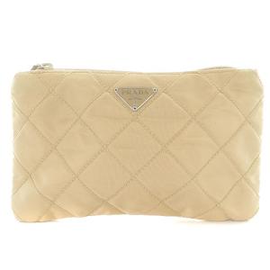 トライアングルプレート キルティング フラップポーチ ロゴ べージュ