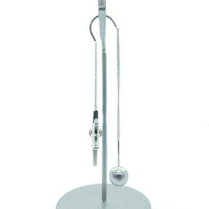 SWAROVSKI パールモチーフキャッチチェーンピアス シルバー色