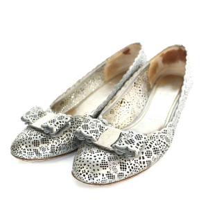 Salvatore Ferragamo パンプス アーモンドトゥ ヴァラ リボン パンチング 5 22.5cm グレー シルバー色