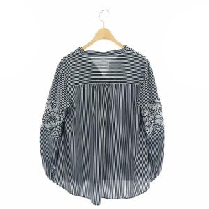 Leilian ストライプ フラワー 長袖 スキッパー ブラウス シャツ 長袖 比翼仕立て 9 スモークブルー 黒 ブラック