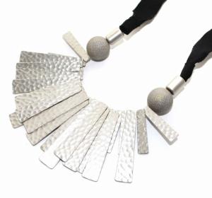 ENFOLD ネックレス ペンダント ストーン リボン シルバー 黒 ブラック アクセサリー ジュエリー