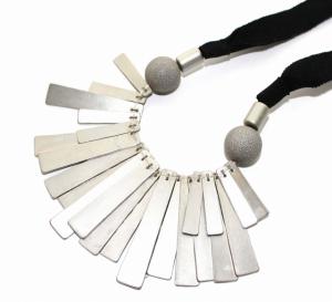 ENFOLD ネックレス ペンダント ストーン リボン シルバー 黒 ブラック アクセサリー ジュエリー