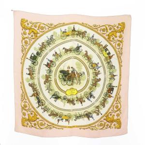 カレ90 LA PROMENADE DE LONGCHAMPS ロンシャンへの散歩 スカーフ シルク 馬車 ロゴ 総柄 ピンク