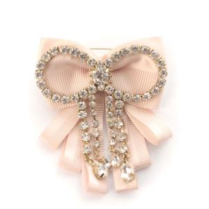 TO BE CHIC タグ付き 23SS ダイヤレーンリュバン ブローチ リボンモチーフ ビジュー ピンク