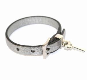 miumiu ベルト ブレスレット バングル キーチャーム 鍵モチーフ レザー アクセサリー メタルグレー