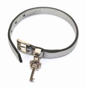 miumiu ベルト ブレスレット バングル キーチャーム 鍵モチーフ レザー アクセサリー メタルグレー