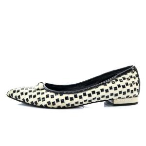 miumiu パンプス フラット ポインテッドトゥ リボンモチーフ 編み込み パテントレザー バイカラー 白 ホワイト 黒 ブラック