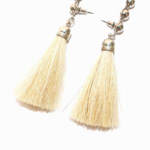 TOGA PULLA フリンジイヤーカフ ピアス 両耳用 シルバー色 アイボリー