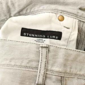 STUNNING LURE ハイライズテーパードデニムパンツ ジーンズ ダメージ加工 23 グレー