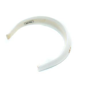 miumiu カチューシャ ロゴ パテントレザー ホワイト 5IH025 069 F0009