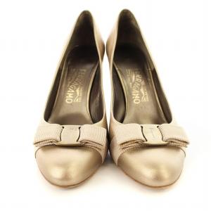 Salvatore Ferragamo ヴァラ パンプス ピンヒール 光沢 8.5 ベージュ