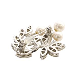 FOXEY パールモチーフ ラインストーン ブローチ シルバー色