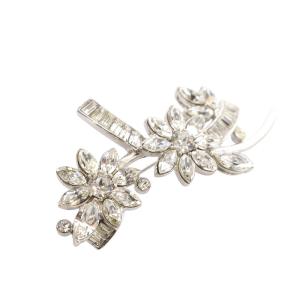 FOXEY フラワー ラインストーン ブローチ シルバー色