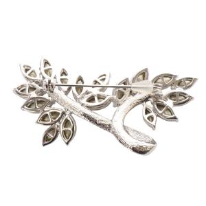FOXEY リーフモチーフ ラインストーンブローチ シルバー色