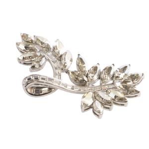 FOXEY リーフモチーフ ラインストーンブローチ シルバー色