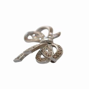 FOXEY ラインストーンリボンブローチ シルバーカラー