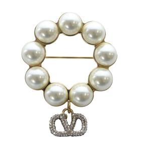 ブローチ フェイクパール クリスタルロゴ