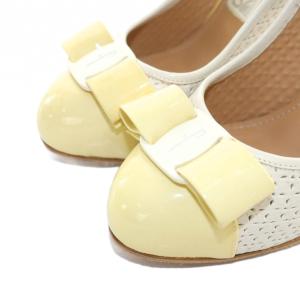 Salvatore Ferragamo パンプス ヴァラリボン ハイヒール パンチング パテントレザー エナメル 切替 4.5 21.5cm アイボリー