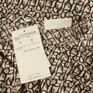 BALLSEY 24AW BBカリグラフィプリント タックネックブラウス 長袖 プルオーバー ギャザー 36 ベージュ