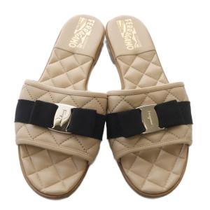 Salvatore Ferragamo ヴァラリボン キルティング サンダル 7 ベージュ