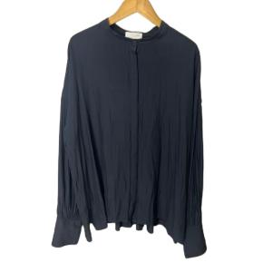 バックプリーツ長袖ブラウス ブラウス シャツ バンドカラー ネイビーFY