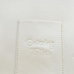 CARVING TRIBES フォンショルダーバッグ ショルダーバッグ ワンショルダー レザー パールホワイト /YO8